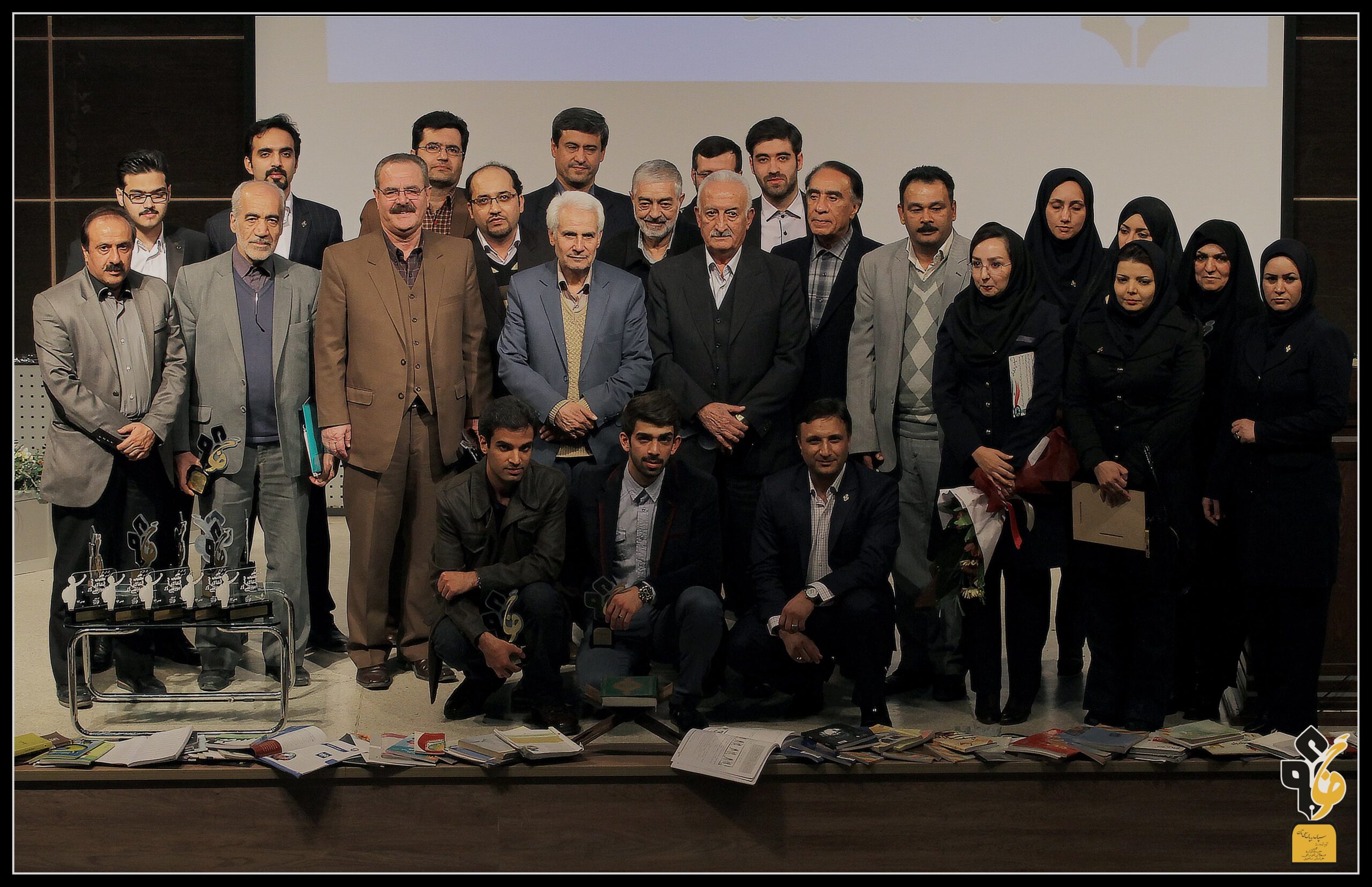درباره فاخر